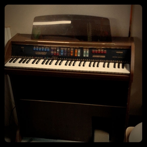 An electric piano - Picture 1 of 1
